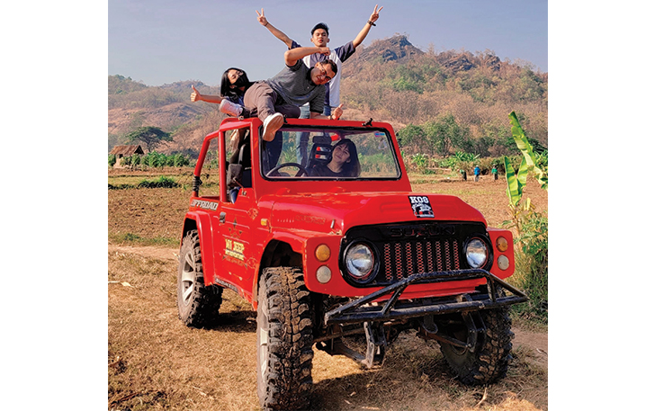 MENANTANG: Wisatawan menikmati panorama alam pegunungan seribu di Desa Jangglengan, Nguter, Sukoharjo dengan naik jeep. Selain itu juga susuri bantaran Sungai Bengawan Solo.
