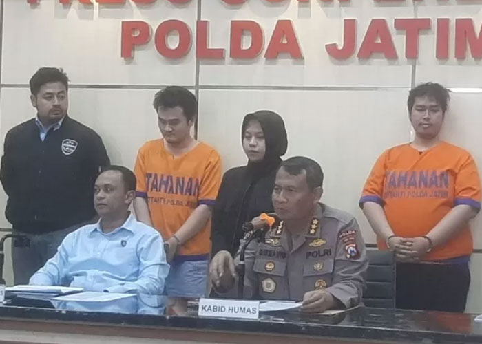 Petugas menunjukkan tersangka dan barang bukti kasus order fiktif diamankan di Mapolda Jatim, Kamis (7/9).