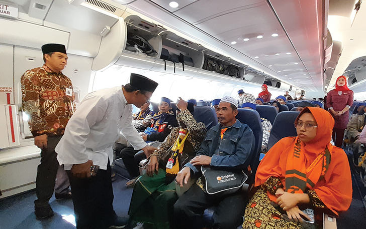 TANPA TRANSIT: Jemaah umrah yang menggunakan penerbangan perdana Lion Air rute Solo-Jeddah dilepas dari Bandara Adi Soemarmo, kemarin (9/9).