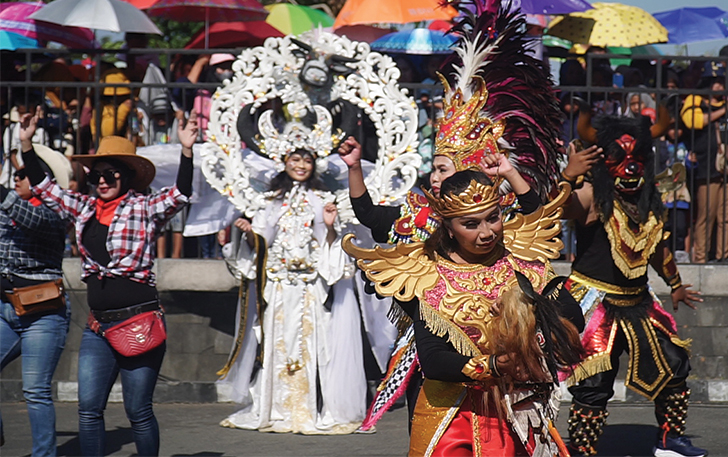 MERIAH: Penampilan peserta karnaval budaya dalam Sedayu Pengging Fair selama dua hari, Sabtu-Minggu (9-10/9).