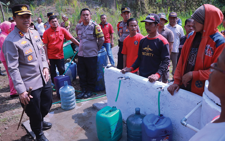 BAKSOS: Kapolres Klaten AKBP Warsono serahkan bantuan pompa air di Desa Tlogowatu, Kemalang, Jumat (8/9).