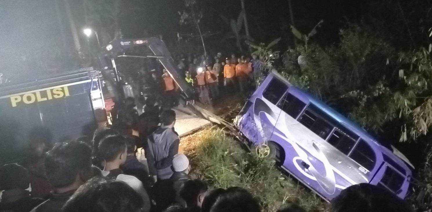 Evakuasi minibus yang terjun ke jurang di Desa Gempolan, Kecamatan Kerjo, Kabupaten Karanganyar menggunakan alat berat Polres Karanganyar, Minggu (9/10/2023) malam.