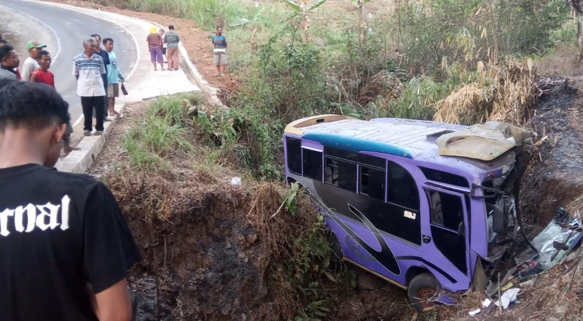 Kondisi minibus sebelum dievakuasi. Tiga orang terluka dalam kecelakaan tunggal tersebut. (DOK.WARGA)