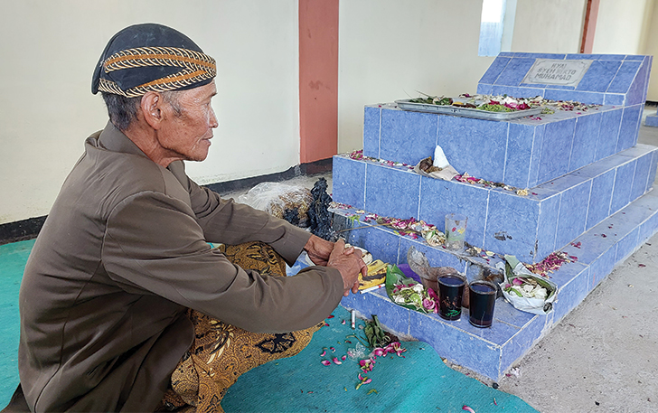 PENJAGA: Harjo Warsidi, sesepuh Dusun Gunung Sari, Desa Senden sekaligus juru kunci makam Syeikh Kerto Muhammad.