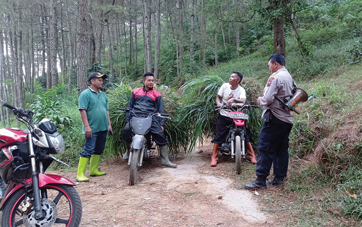NAIK GUNUNG: Personel Polsek Ngargoyoso beri imbauan terkait antisipasi kebakaran hutan Gunung Lawu.