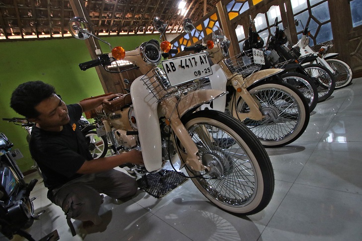 Eka Supriyanto di garasi motor modifikasi miliknya di Kecamatan Ngemplak, Kabupaten Boyolali.