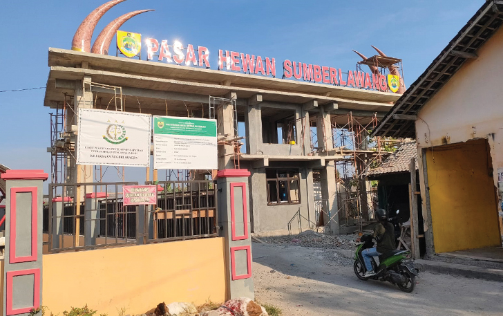 MASIH BERJALAN: Proyek revitalisasi pasar hewan Sumberlawang.