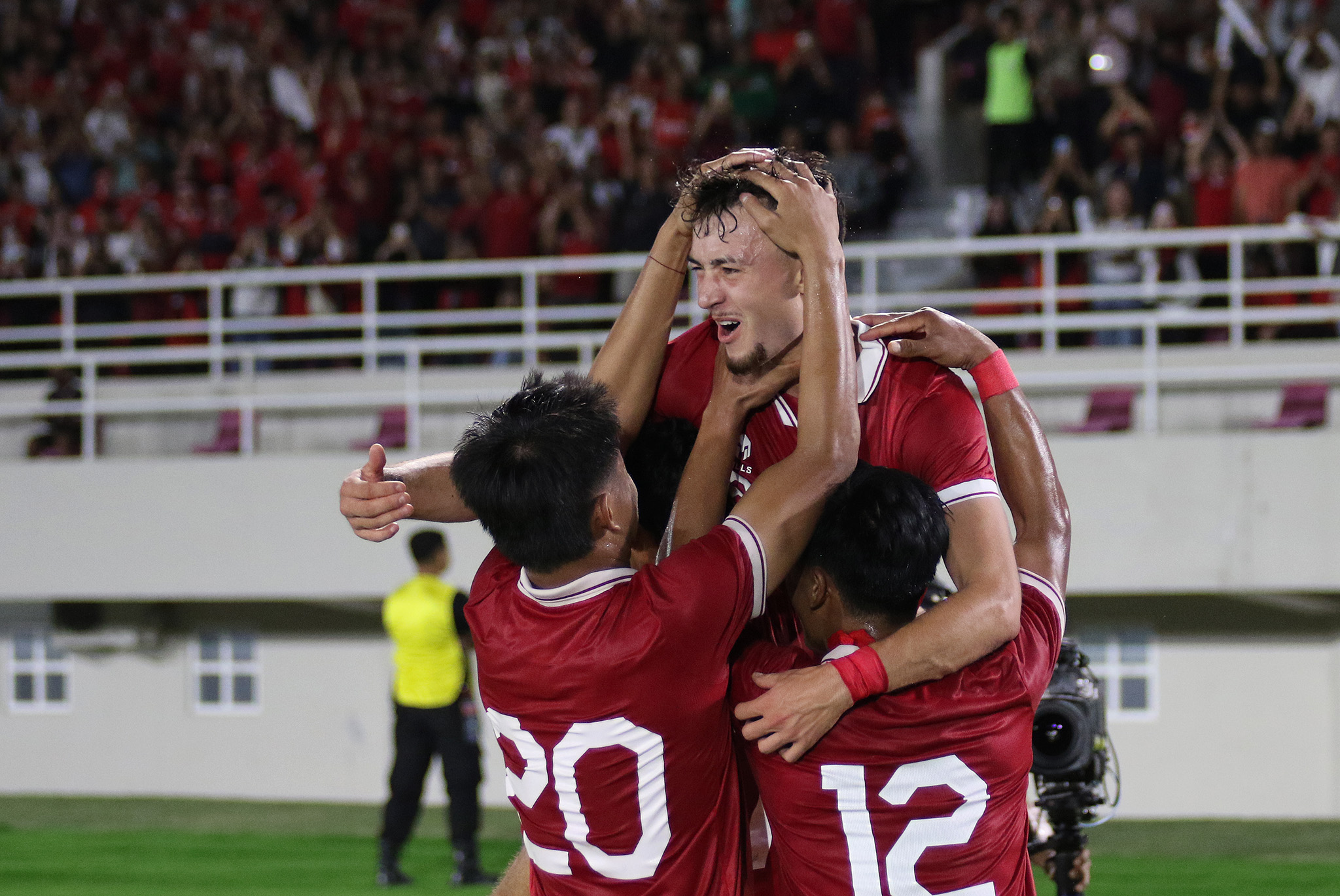 Selebrasi gol Ivar Jenner di Timnas U-23 di ajang Kualifikasi Piala Asia U-23 2023 di Stadion Manahan Solo. (ARIEF BUDIMAN/RADAR SOLO)