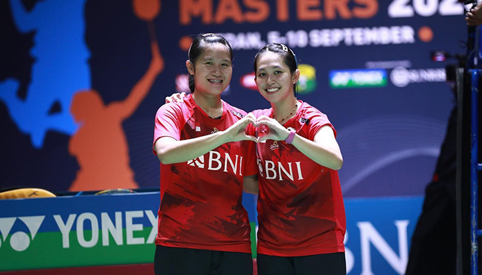 MEMBANGGAKAN: Pasangan ganda putri Indonesia Ribka Sugiarto/Lanny Tria Mayasari usai jadi juara Indonesia Masters 2023 di GOR PBSI Jalan Pancing, Medan (10/9).