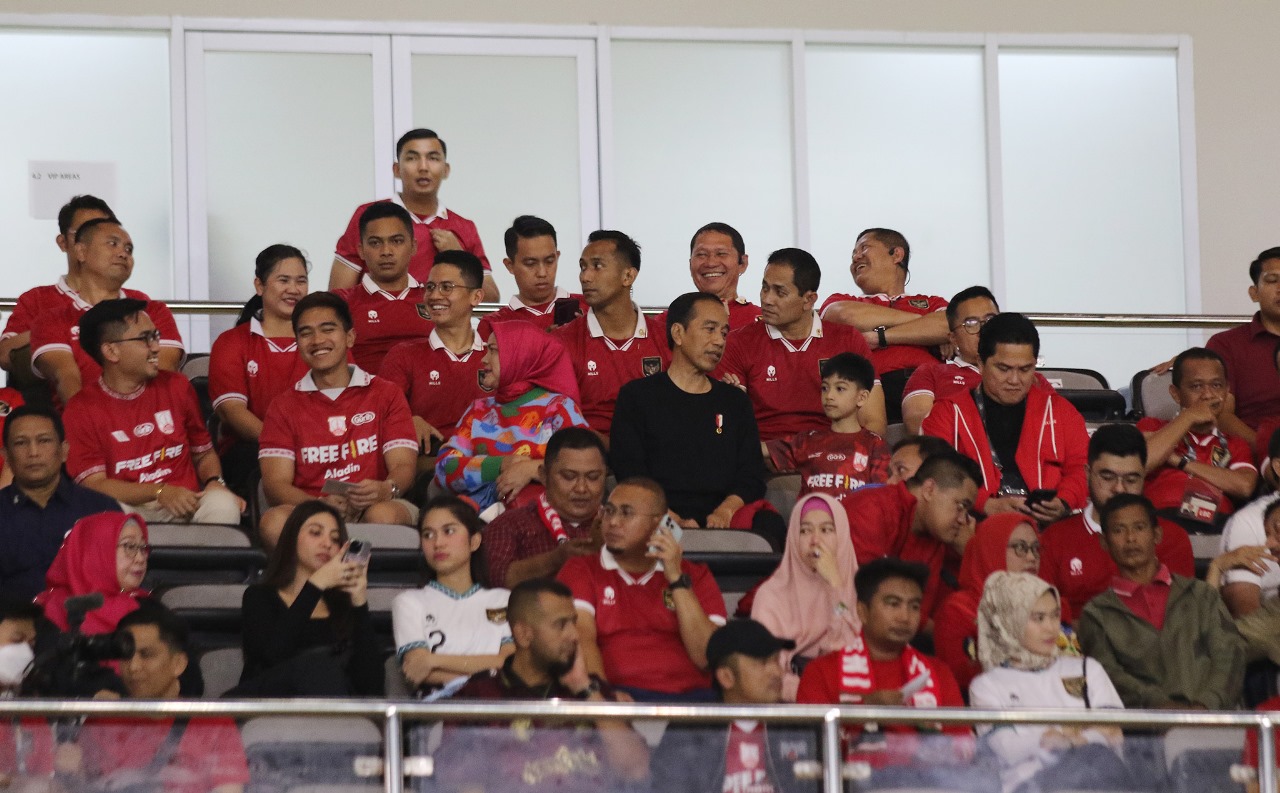 Presiden Jokowi bersama Ibu Negara Iriana Jokowi Widodo, Kaesang Pangarep, Jan Ethes, Gusti Bhre, serta Ketua PSSI Erick Thohir di Stadion Manahan, Selasa (12/9/2023).