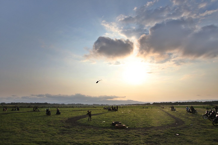 Sebagian  Waduk Gajah Mungkur yang mengering akibat kemarau menjadi padang rumput dan banyak dikunjungi masyarakat.