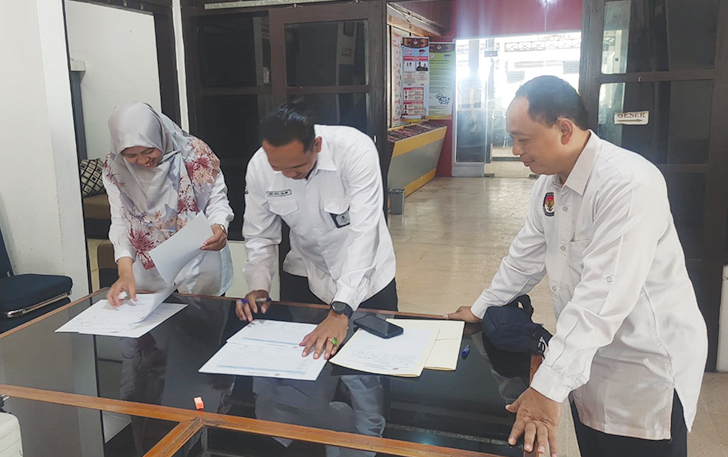 DIREKAP: Penandatanganan berita acara rekapitulasi DPTb di kantor KPU Kabupaten Sukoharjo, Agustus lalu.
