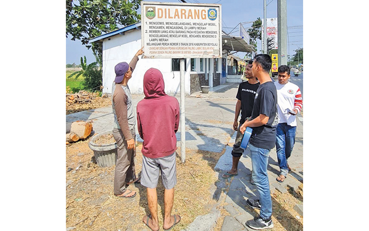 DIBINA : Petugas Satpol PP Boyolali melakukan pembinaan pada dua pengamen di Simpang Tiga Bangak, Kecamatan Banyudono pada Minggu (10/9).