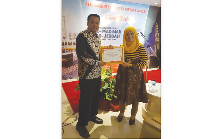 Direktur PT. Zam Zam Tour dan Travel Sukoharjo, H. Muhammad Tri Wibowo bersama Area Manager Lion Air Grup Jateng DIY, Widi Wiyanti, jalin bekerja berangkatkan jemaah umroh dari Solo ke Jeddah.