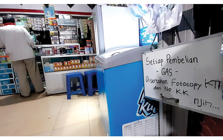 KETAT: Salah satu warung toko kelontong di Tasikmadu yang memberlakukan syarat khusus untuk pembelian gas elpiji 3 kg, kemarin (11/9).