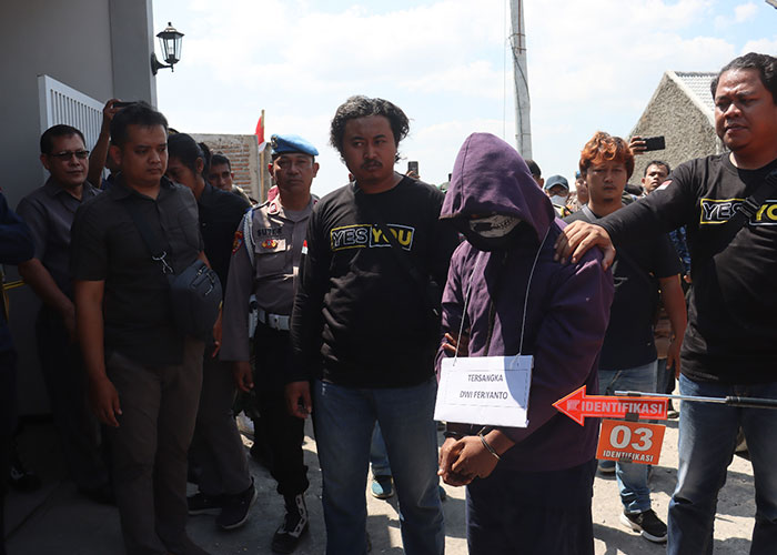 Tersangka Dwi Feriyanto memperagakan adegan kasus pembunuhan dosen&nbsp;dosen UIN Raden Mas Said Solo, Wahyu Dian Silviani, Selasa (12/9).
