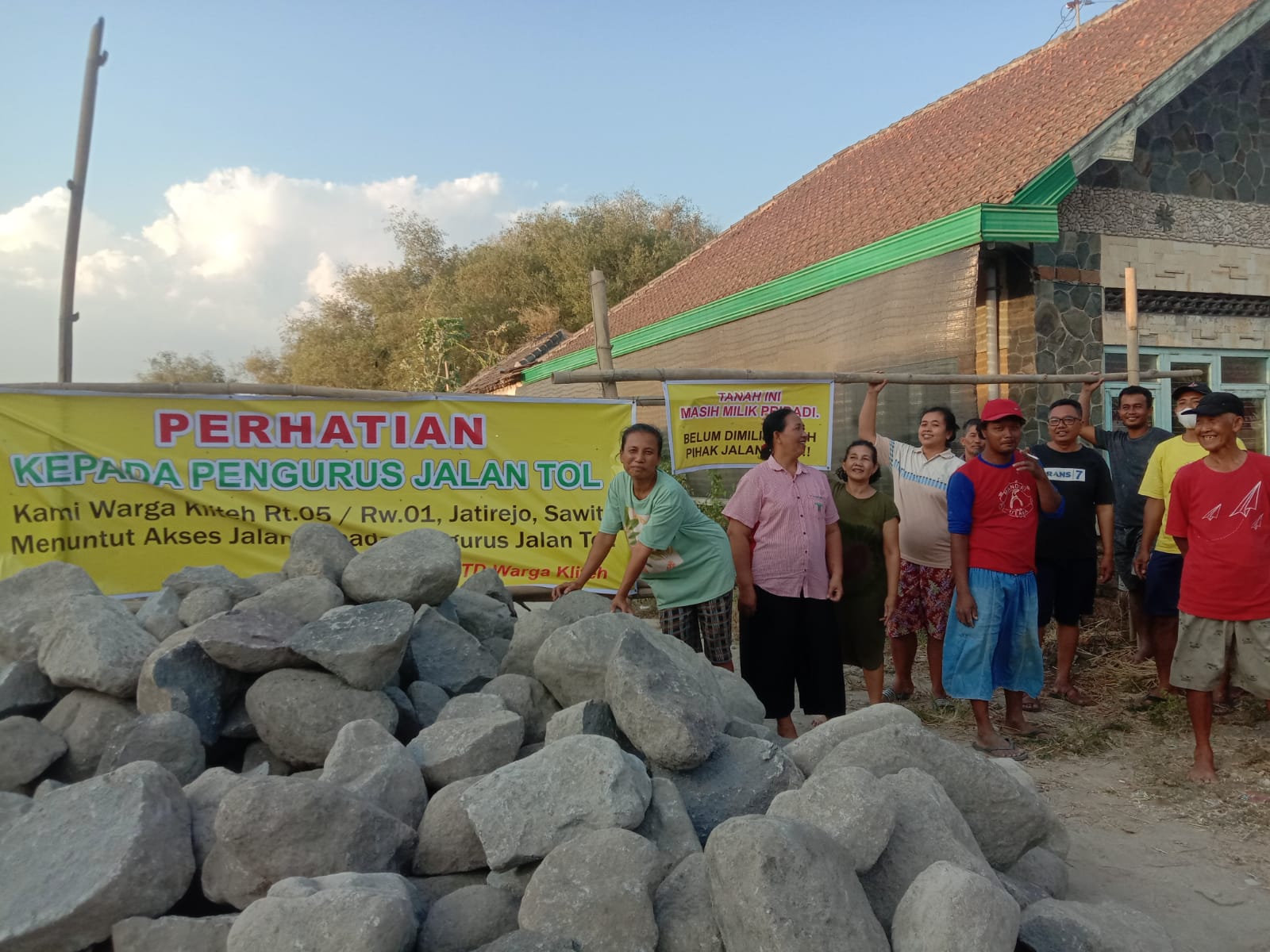 Jalan masuk ke rumah 3 KK terkepung tol dan sungai dipasangi spanduk agar kendaraan proyek tak bisa masuk, Selasa (12/9/2023) sore.