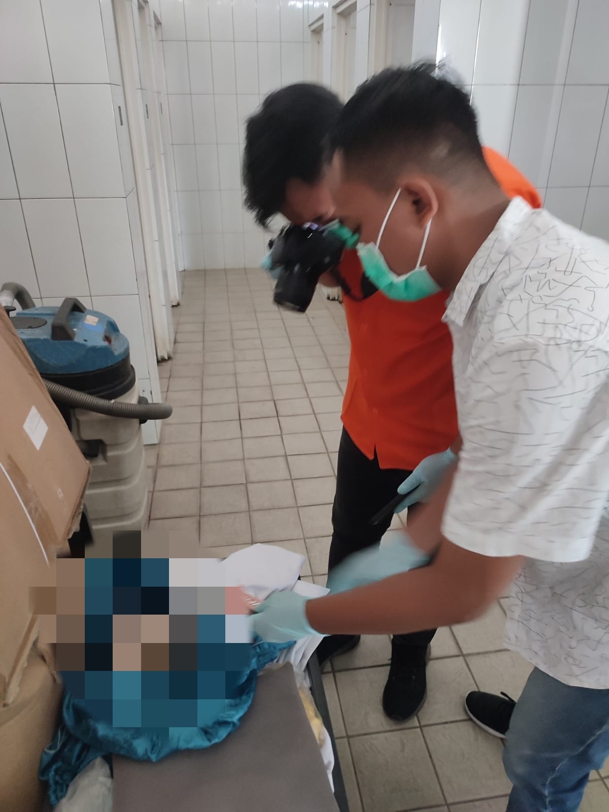 Polisi memeriksa mayat bayi yang ditemukan di pabrik PT Liebra Permana, Desa Nambangan, Kecamatan Selogiri, Kabupaten Wonogiri, Rabu (13/9/2023)