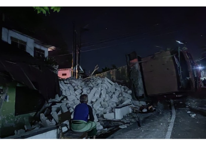 Truk muatan herbel yang terguling di Lingkungan Salak Kelurahan Giripurwo Kecamatan Wonogiri Kota, Selasa (12/9) malam.