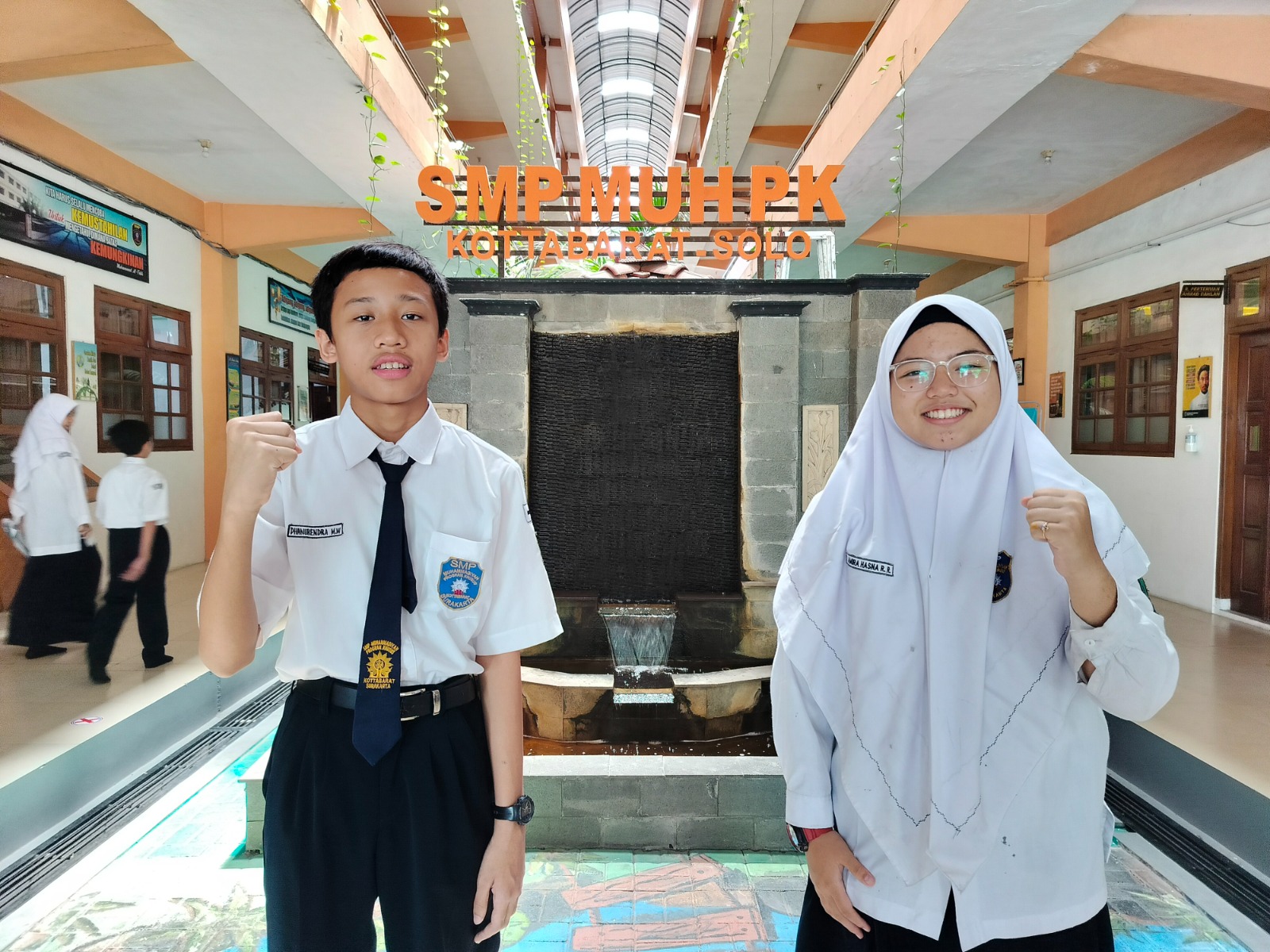 Mukti Widodo dan Amira Hasna Ramadhani Rahayu, murid berprestasi SMP Muhammadiyah Program Khusus Kottabarat Surakarta . (DOK. SMP MUH PK KOTTABARAT)