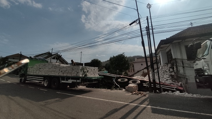 Proses evakuasi muatan hebel yang terguling di di Lingkungan Salak, Kelurahan Giripurwo, Kecamatan Wonogiri Kota, Selasa (12/9/2023) malam.