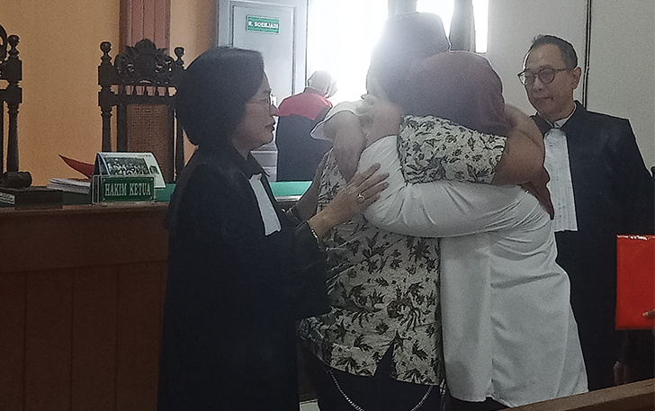 HARU: Terdakwa YC dipeluk IPN yang tak lain korban sekaligus suaminya di persidangan, kemarin.