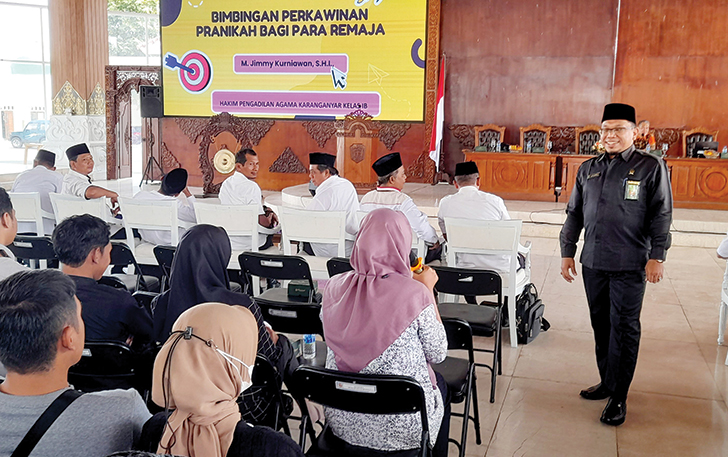 PRANIKAH: Hakim Pengadilan Agama Kelas IB Karanganyar M. Jimmy Kurniawan memberi bimbingan kepada para calon pengantin di Pendapa RM Said, Selasa (12/9).