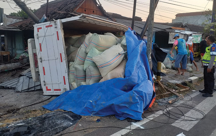 TERGULING: Kondisi truk yang ditabrak bus Sugeng Rahayu di Desa Duyungan, Kecamatan Sidoharjo, kemarin (12/9). Satu orang luka ringan dalam kejadian ini.