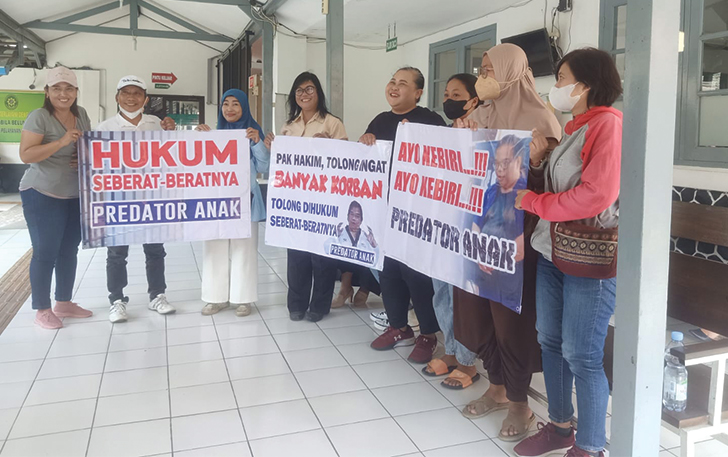 Orang tua korban pelecehan seksual dengan terdakwa guru taekwondo, DS geruduk kantor Pengadilan Negeri Surakarta, Rabu (13/9).