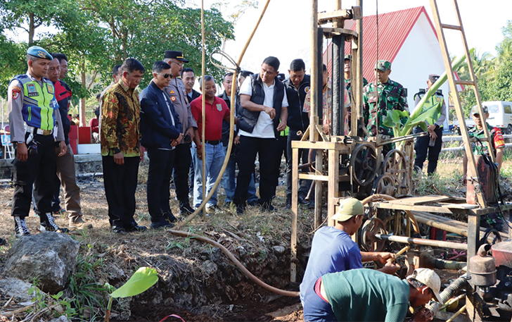 TINJAUAN: Pembuatan sumur bor di Dusun Mudal, Desa Gebangharjo, Kecamatan Pracimantoro, belum lama ini.