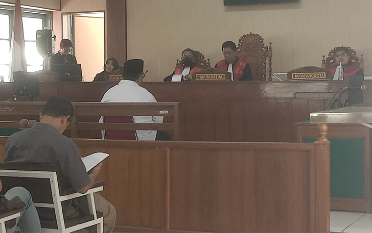 Suasana sidang dengan pembacaan vonis terhadap DS, pelatih taekwondo yang menjadi terdakwa kasus pencabulan, di Pengadilan Negeri Surakarta, Rabu (13/9).