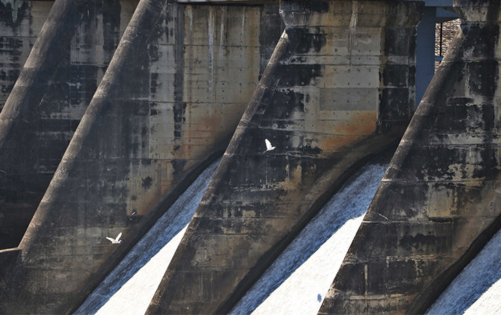 SUMBER PENGAIRAN: Dua ekor burung terbang di pintu air Dam Colo, Kecamatan Nguter, belum lama ini.