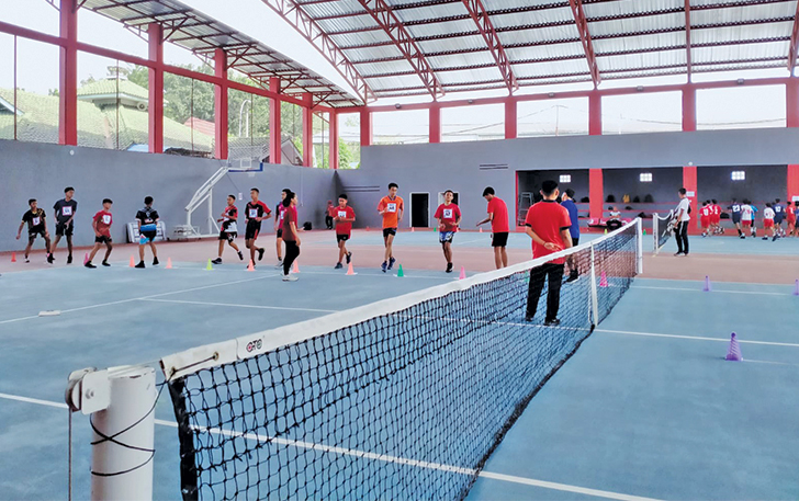 DIGEMBLENG: Tes fisik siswa KKO di GOR FKOR UNS di Kelurahan Manahan, Kecamatan Banjarsari, belum lama ini.