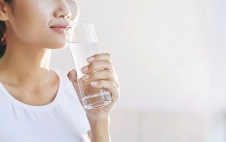 ILUSTRASI: Minum air putih yang cukup, menjadi salah cara mengatasi panas dalam.