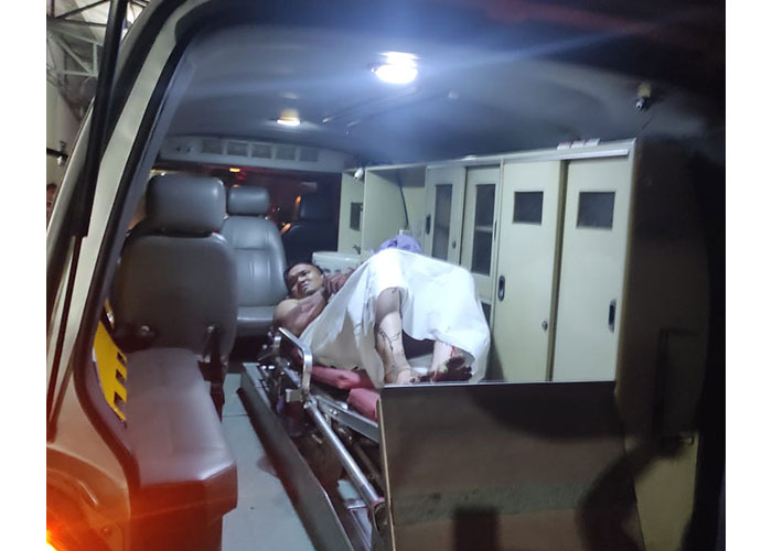 Salah satu karyawan PT Sumber Cahaya Agung yang dilarikan ke rumah sakit lantaran terkena luka bakar, Kamis (14/9) malam.