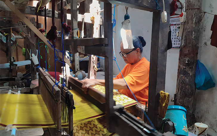 TAK LEKANG: Kerajinan kain tenun goyor di Semanggi masih bertahan.