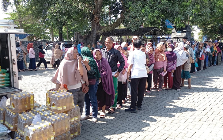 ANTRE: Warga membeli sembako murah dalam pasar murah di halaman kantor Kecamatan Colomadu, kemarin (13/9).