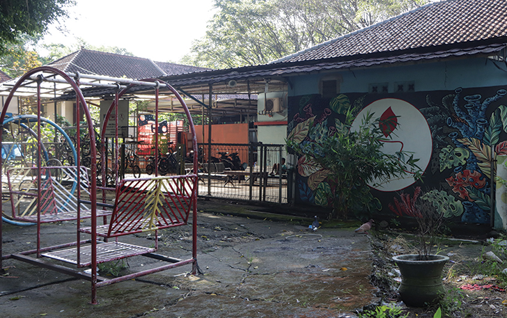 TUNGGU RELOKASI: Anak-anak penderita HIV/AIDS masih menggunakan selter di area TMP Kusuma Bhakti, Jebres.