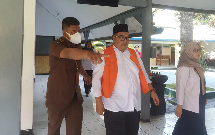 Donny Susanto, eks pelatih taewondo yang cabuli murid-muridnya saat digiring ke ruang sidang Pengadilan Negeri Surakarta, Rabu (14/9).