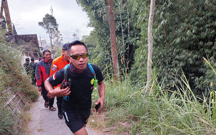 Sejumlah instanssi menerjunkan tim evakuasi untuk menjemput dan mengevakuasi pendaki WNA asal Spanyol yang dikabarkan tersesat di Pasar Bubrah Gunung Merapi, Kamis (14/9).