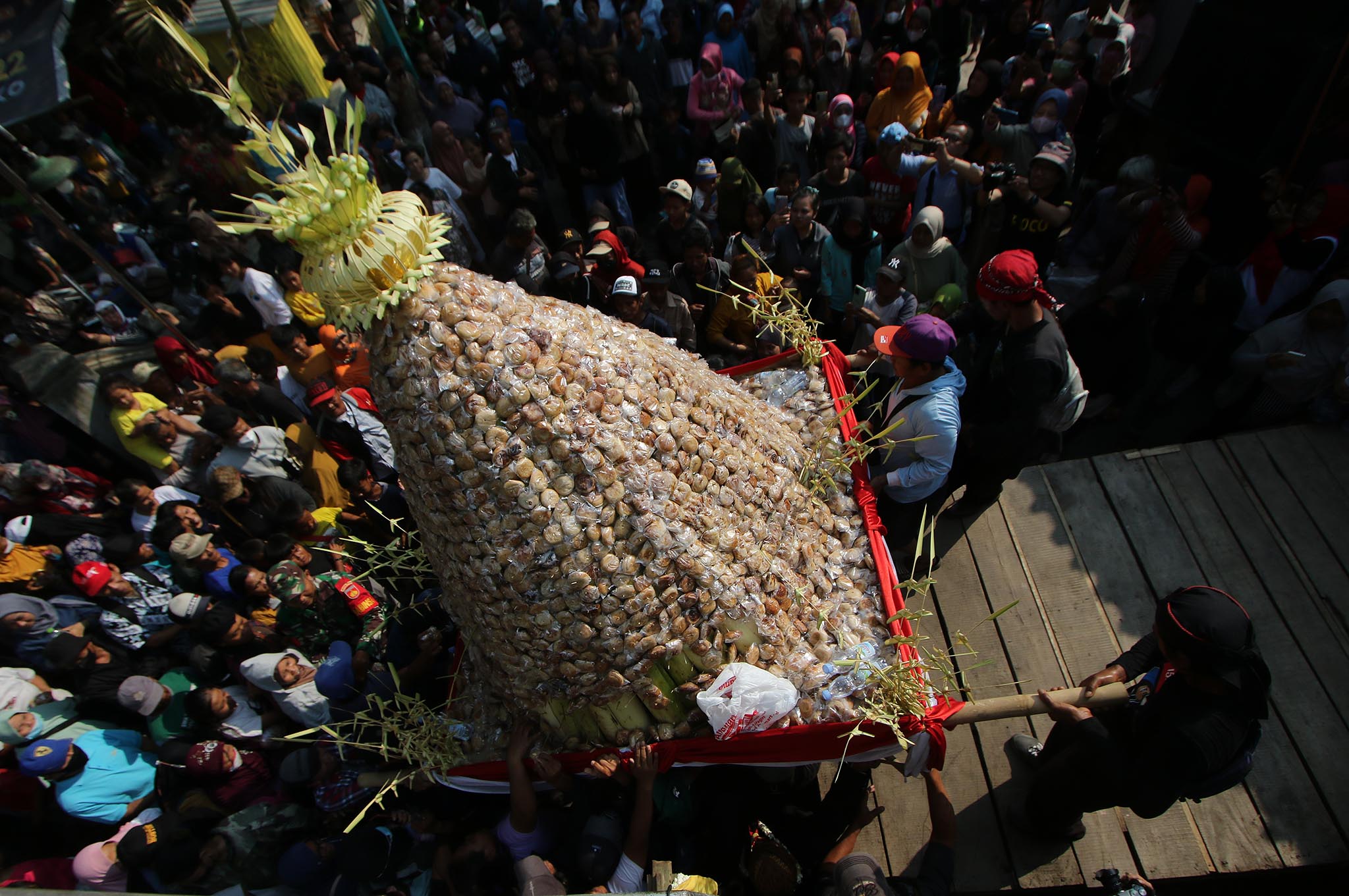 Gunungan apem berbalut janur didoakan dan dikirab sebelum dibagikan kepada masyarakat.
