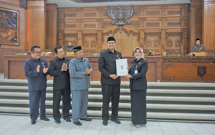 RAPAT PARIPURNA: Bupati Klaten Sri Mulyani saat menyampaikan dokumen terkait empat raperda kepada Ketua DPRD Klaten Hamenang Wajar Ismoyo, Rabu (13/9).