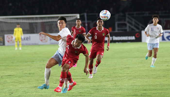 DUTA BANGSA:  Bek Timnas Indonesia U-23 Pratama Arhan dalam laga kualifikasi Piala Asia 2024 di Stadion Manahan Solo.