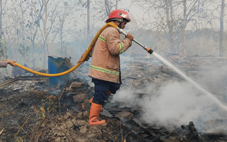 Petugas pemadam kebakaran tengah memadamkan api yang melibas kandang ayam di Dukuh Pagerjo RT 04, Desa Krikilan, Kecamatan Kalijambe, Kamis (14/8).