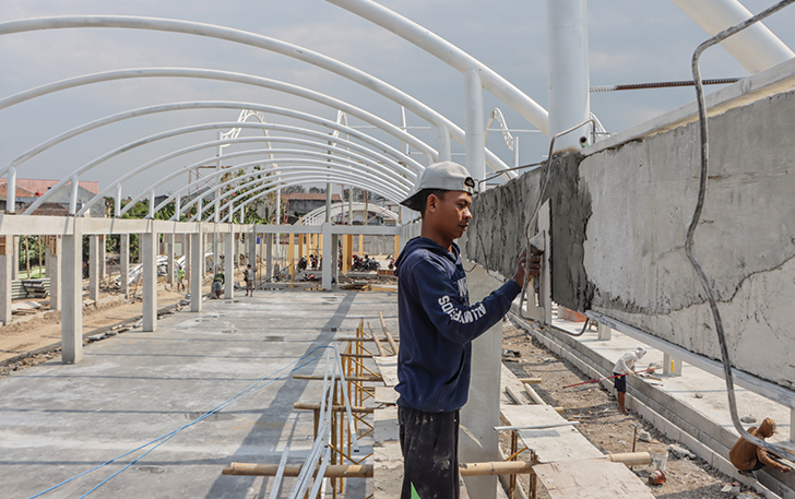 DIKEBUT: Pengerjaan pasar mebel di eks Bong Mojo, kemarin.