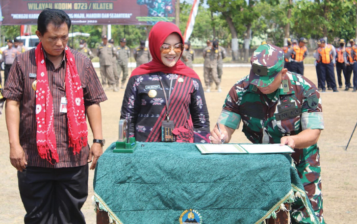 SIMBOLIS: Bupati Klaten Sri Mulyani dan Wakil Bupati Klaten Yoga Hardaya saat penandatanganan program KBMB TNI di Lapangan Desa Bentengan, Kamis (14/9).