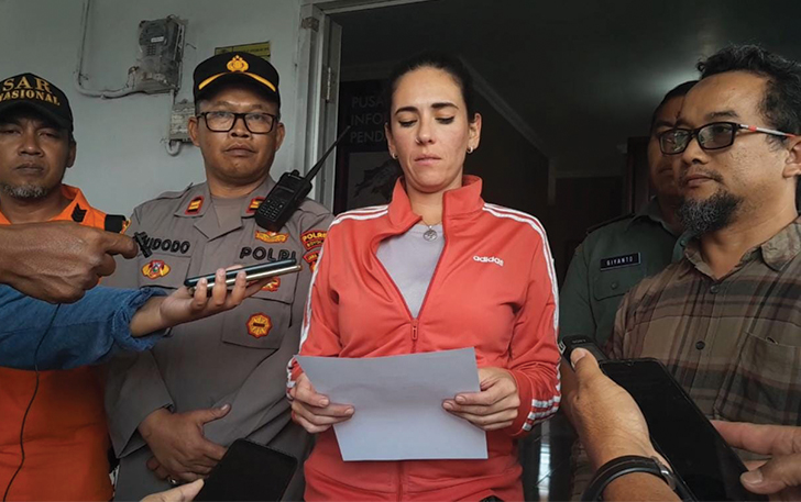 BERI KETERANGAN: Pendaki WNA asal Spanyol saat tiba di kawasan New Selo, Kamis (14/9).
