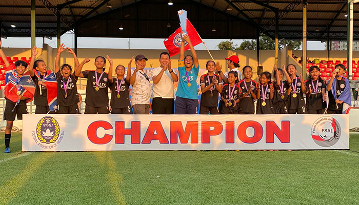 MEMBANGGAKAN: Putri Surakarta U-13 menjuarai Piala Walikota yang diadakan Forum Sepak Bola Anak Indonesia di Lapangan Kota Barat, belum lama ini.