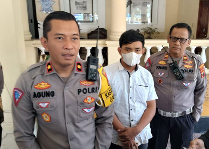 Kasatlantas Polresta Solo Kompol Agung Yudiawan bersama pelaku tabrak lari di Jalan Yos SUdarso, Serengan, Solo, Budi Fitrianto.