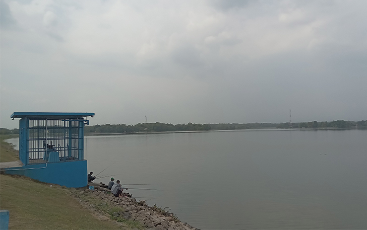 AKAN BERSOLEK: Sejumlah pemancing berjajar di pintu air sisi barat Waduk Mulur di Desa Mulur, Kecamatan Bendosari, Kabupaten Sukoharjo, belum lama ini.